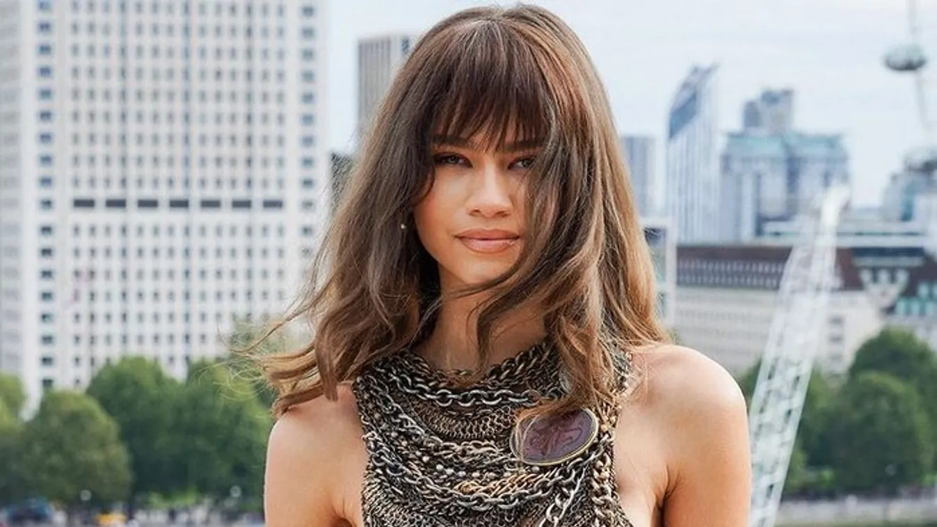 Mi folyik itt? Piros csík takarta a színésznő mellét a díjátadón – Fotó