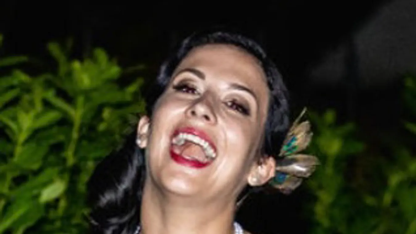 Újabb botrányos képek: Négykézláb csúszott-mászott esküvőjén Cseh Katalin