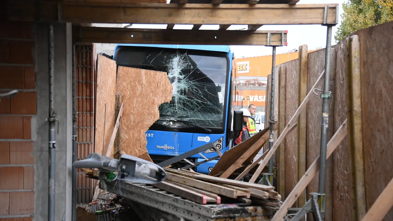 Építkezésbe csapódott egy BKK busz Budapesten –  itt vannak az első helyszíni fotók
