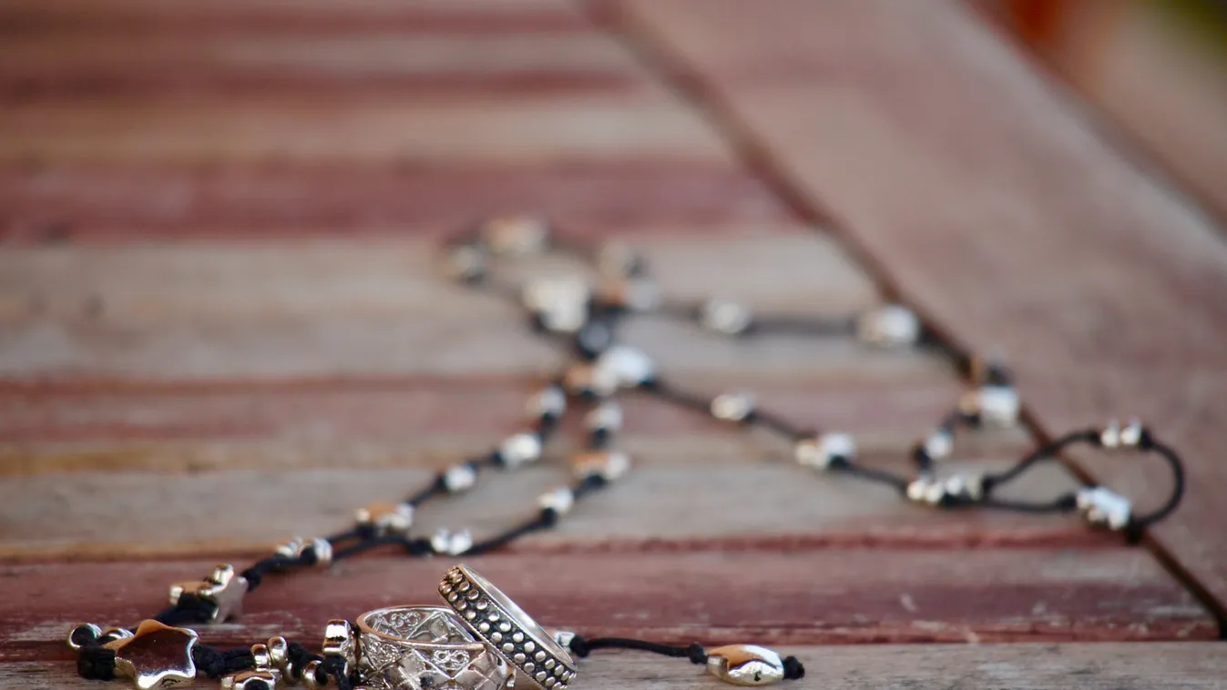 Ékszerviselet az önkifejezés jegyében (x)