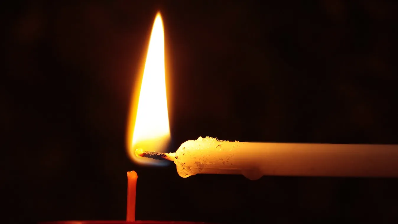 "Túl a fényeken, túl az árnyakon, ott ébrednek ők, az örökre szépek" - kigyulladtak az emlékezés mécsesei a temetőkben