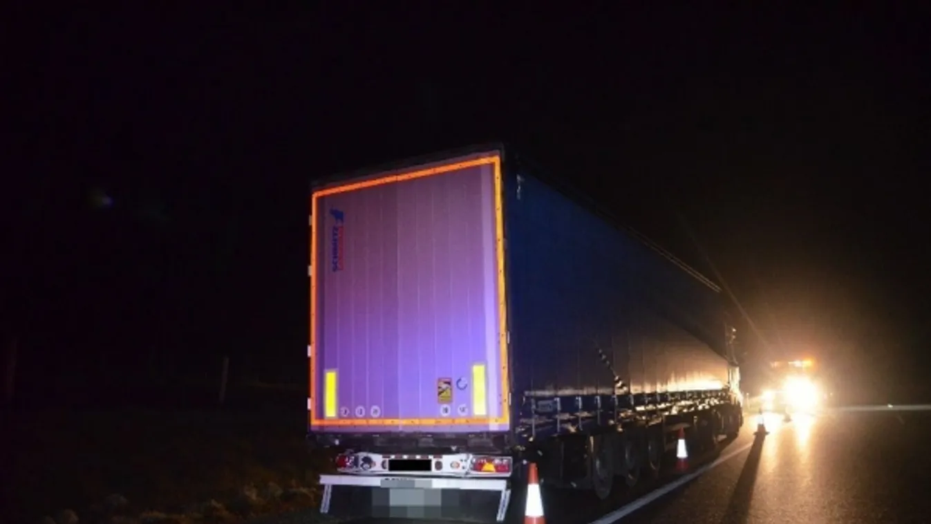 Részeg kamionos forgolódott az M3-as autópályán- Fotók