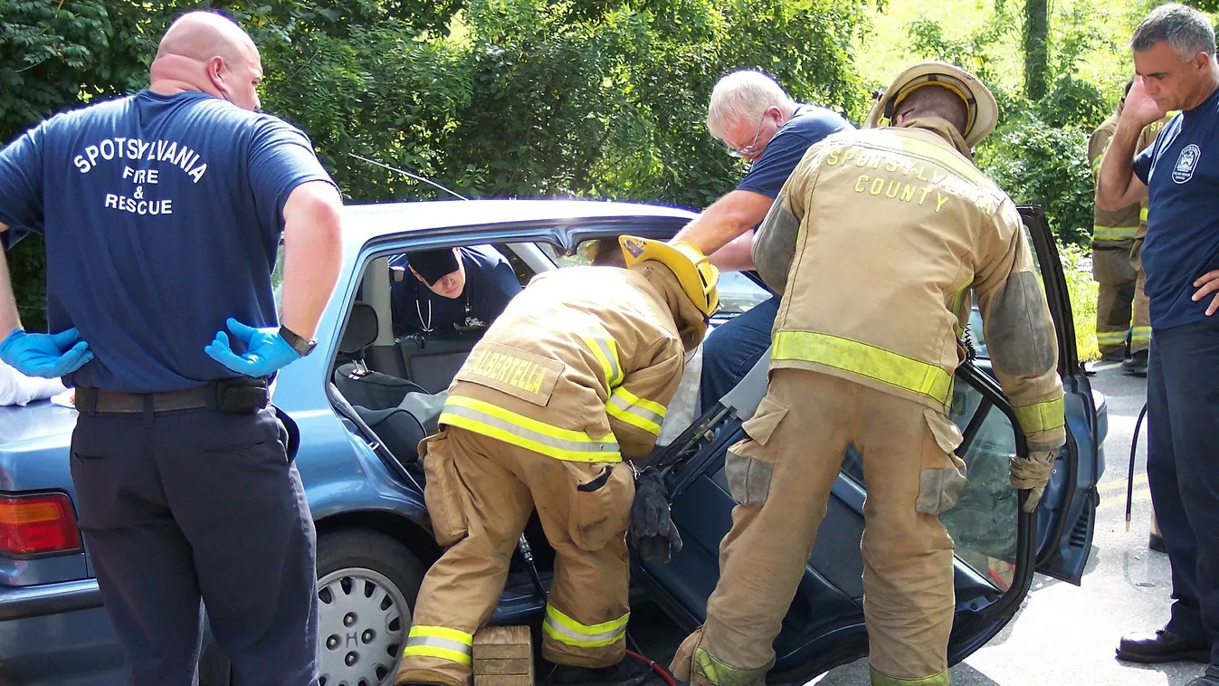 Frontális karambol történt a 6-os főúton, ketten beszorultak a roncsba