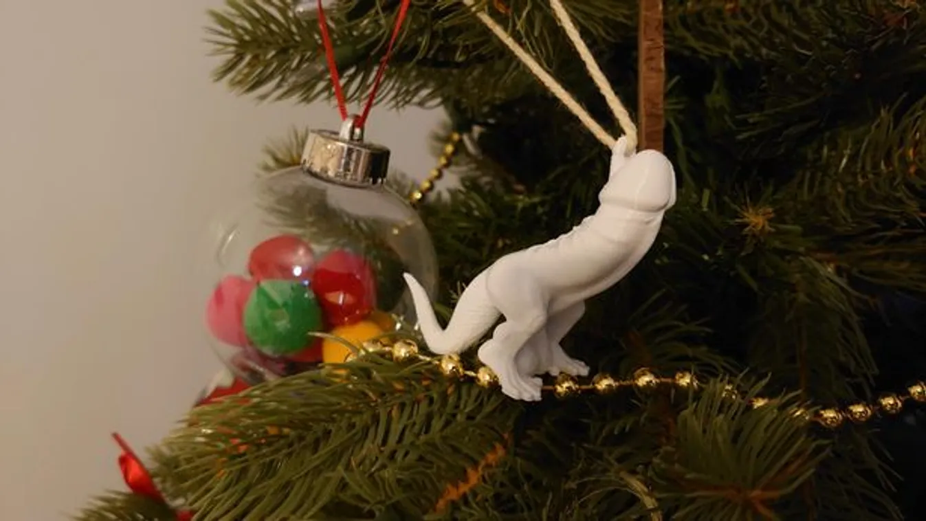 Íme a legkorhatárosabb karácsonyfadísz: Konkrétan egy péniszfejű dínó - Fotó