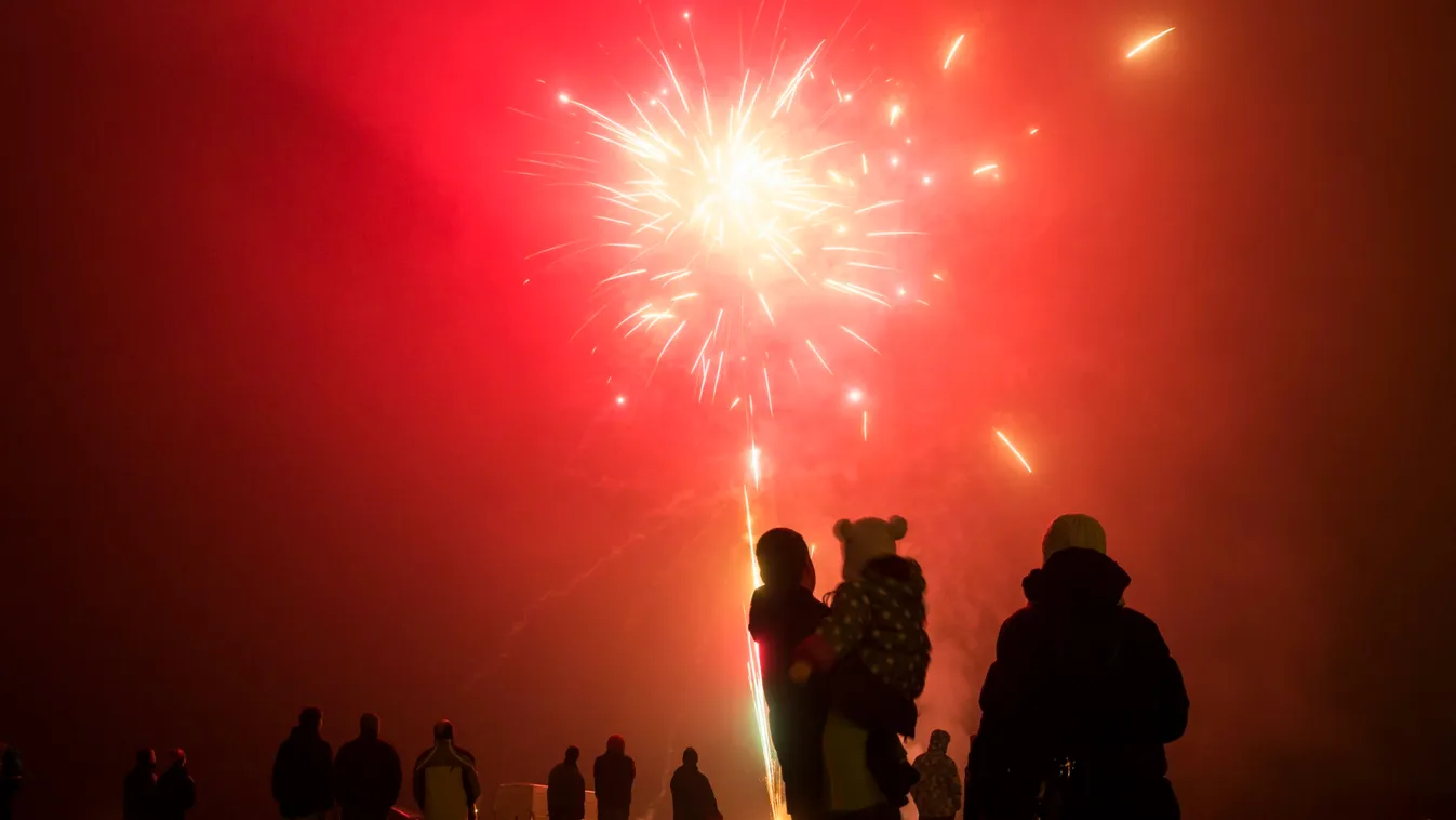 Így változik a boltok nyitvatartása és a tömegközlekedés szilveszterkor