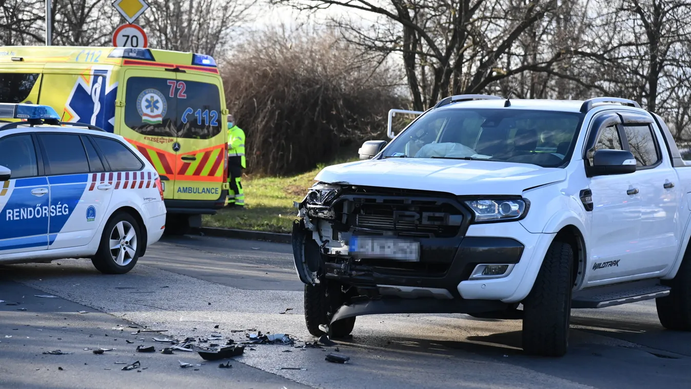 Brutális hármas karambol Budapesten: három felnőtt és egy kisgyerek is súlyosan megsérült
