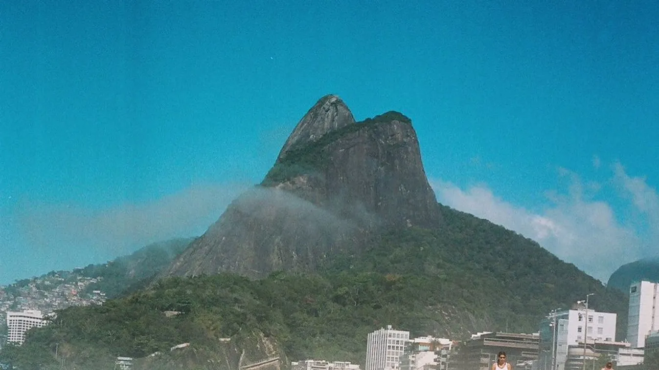 Felül semmiben sokkolt a strandon, csak nyaklánca lóg a brazil álomnő ringó melleire