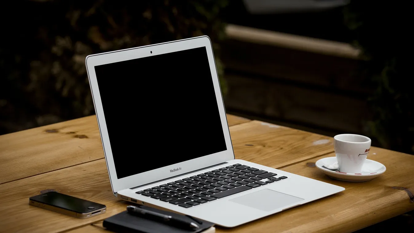 Mi ez a titokzatos kód, amit az új telefonok mellé adnak?