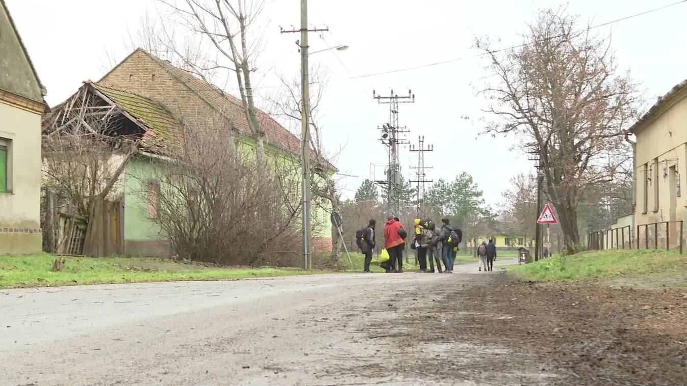 Durva, mit műveltek az ónos eső elől menekülő migránsok a kelebiai templomnál