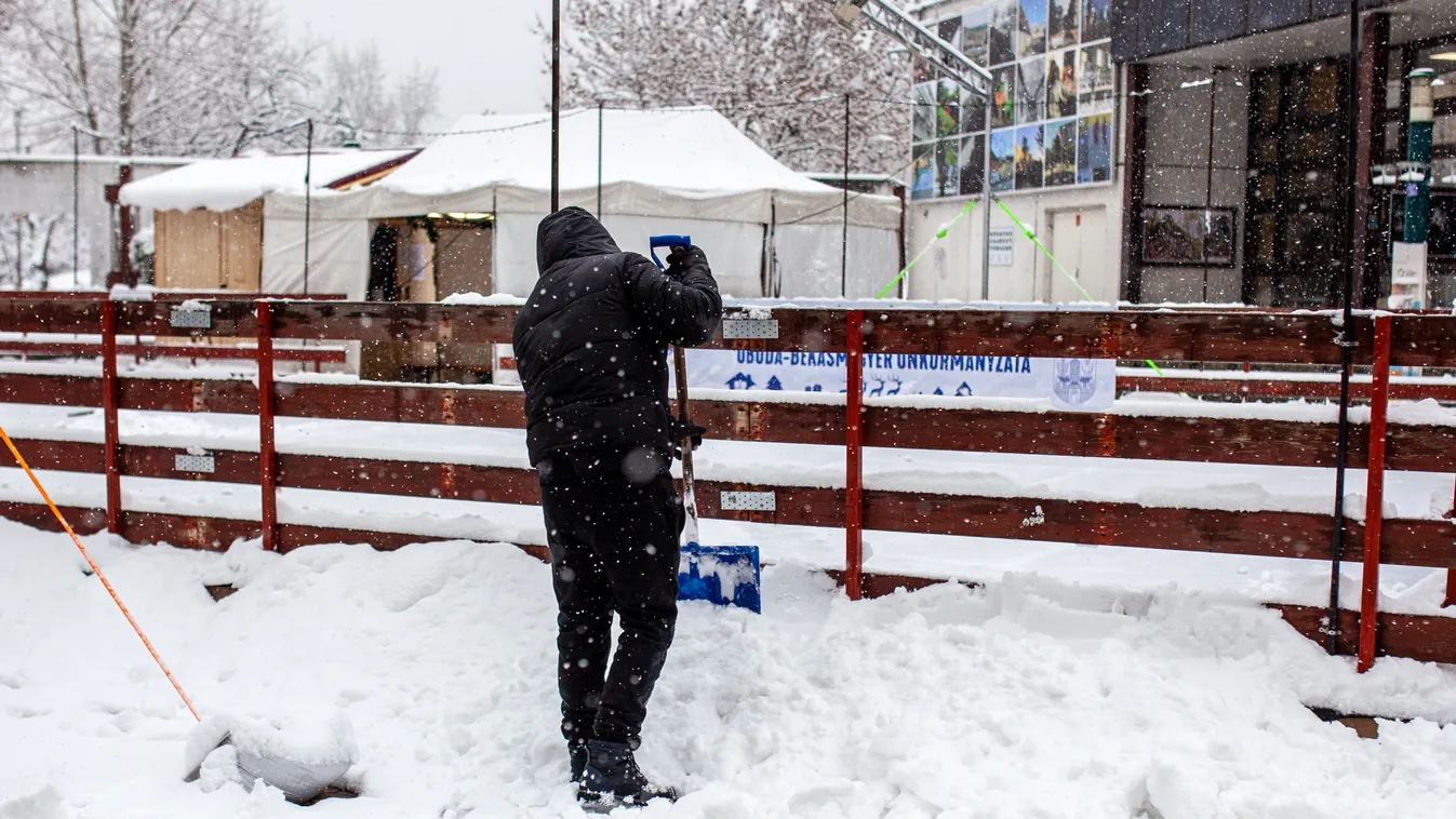 Óriási káosz az időjárás miatt: a fél országban szakad a hó, több megyében is ónos eső bénítja meg a közlekedést