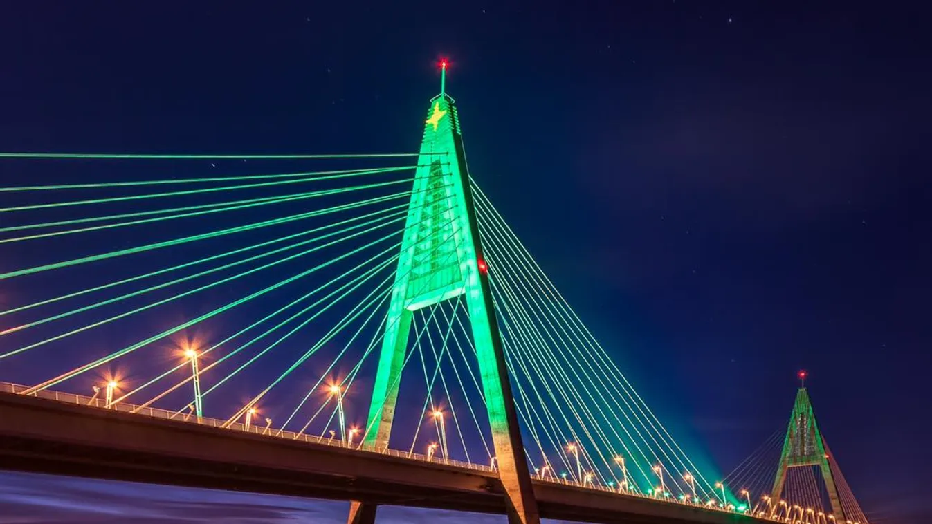 Így néz ki teljes pompájában a Megyeri híd karácsonyfaként - varázslatos videó