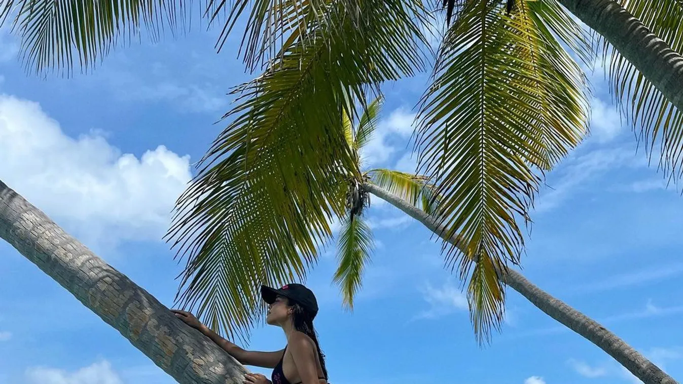 Széttárt lábak és duzzadó mellek, pucéran spárgázik a szemérmetlen tornászlány