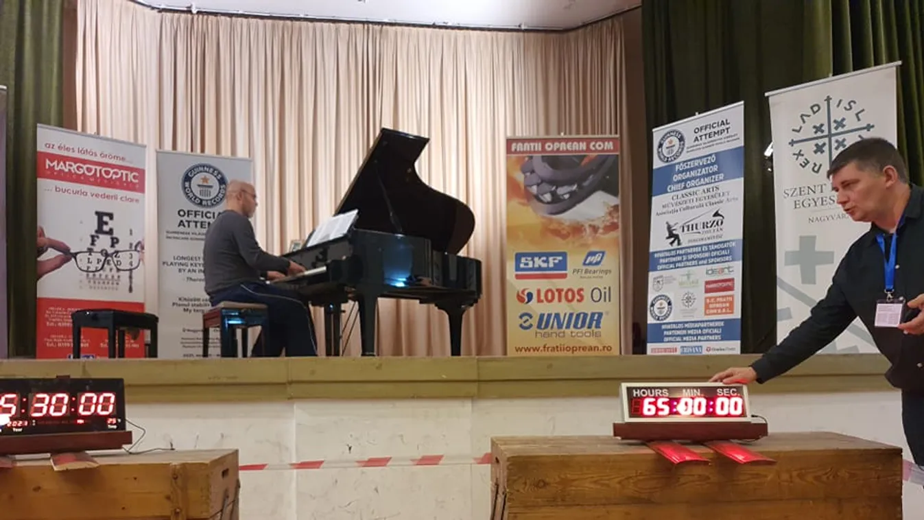 Kedd reggel óta egyfolytában zongorázik a magyar művész, ezért csinálja