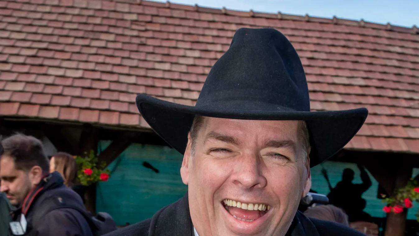 Schmuck Andor belehúzott: Nyolcvan nővel ünnepli a karácsonyt