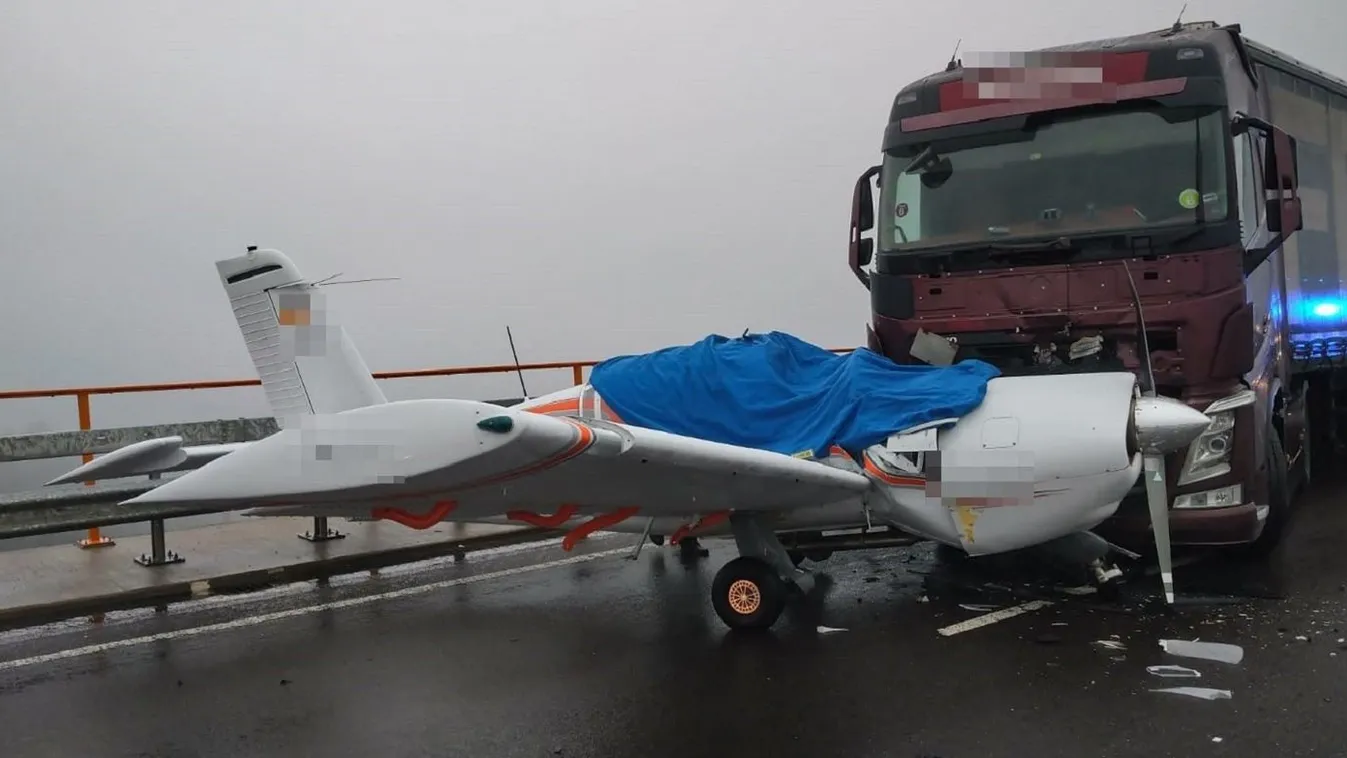 Elképesztő baleset: Kisrepülővel ütközött a kamion - Fotók