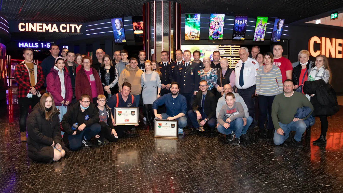 Különleges filmvetítés: tűzoltókkal telt meg a budapesti mozi