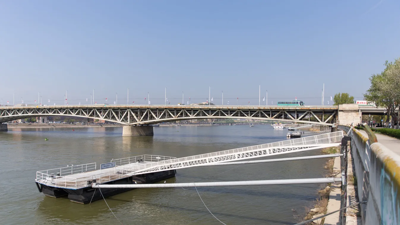 Tömegkarambol: négy autó ütközött össze a Petőfi hídon