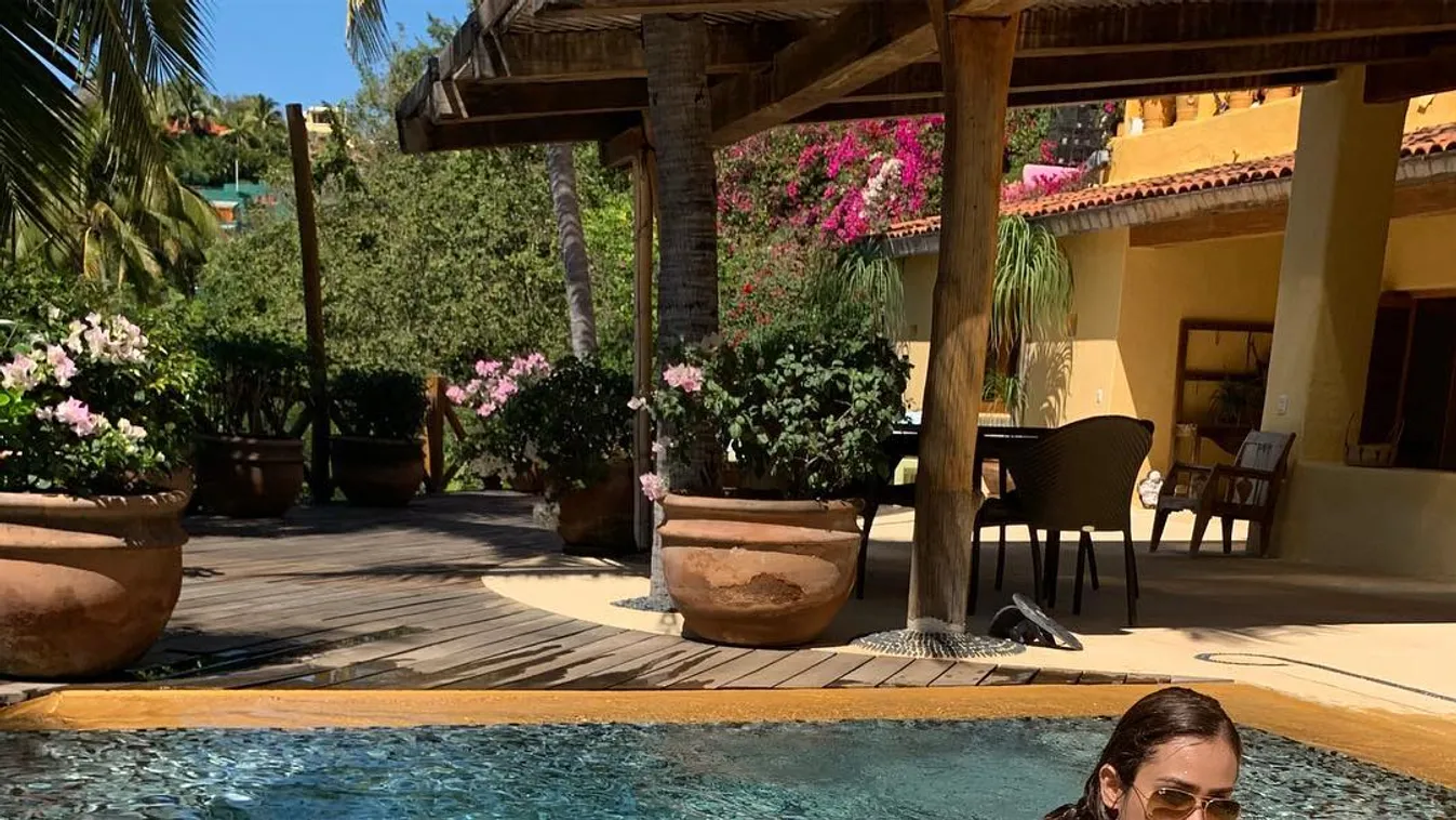 Felül semmi, duzzadó melleit mutatja a világ legdögösebb időjós csaja - Fotó