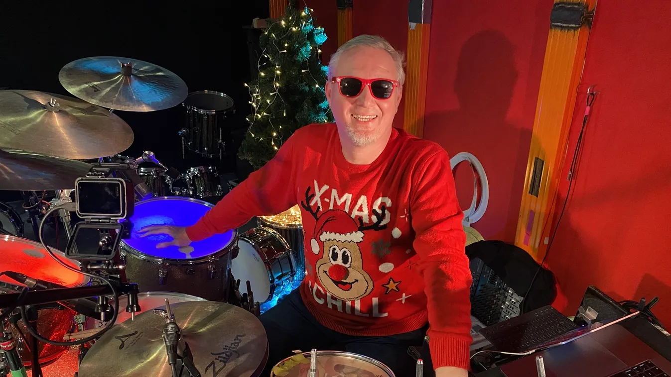 Rámozdult a magyar dobos Mariah Carey karácsonyi slágerére: ütős videó készült