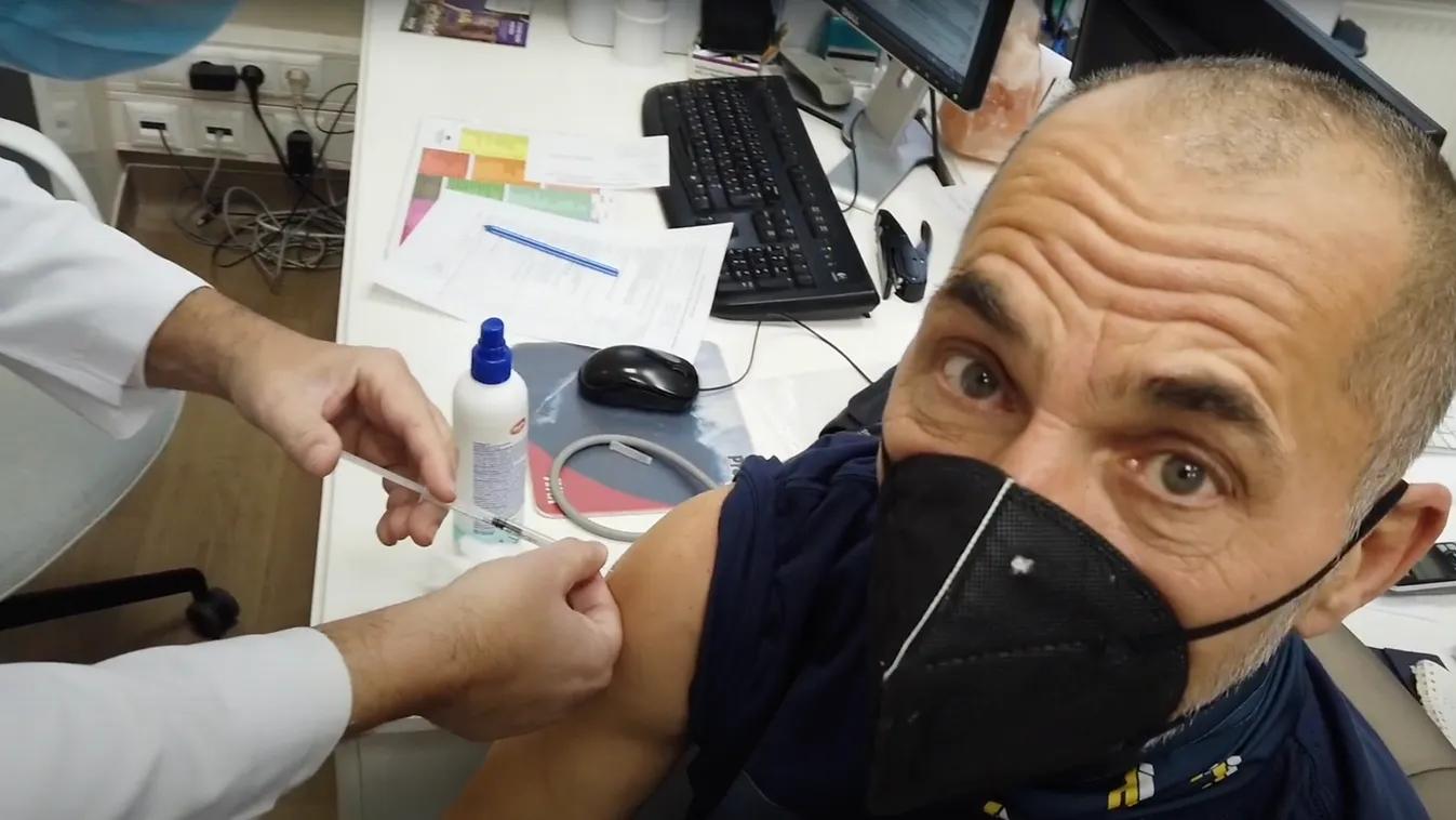 Kamerák előtt kapta meg a harmadik oltását Palik László