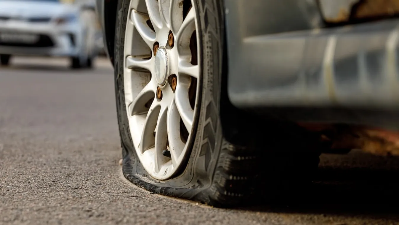 Több mint 400 autó kerekét szúrta ki egy idős férfi, elképesztő, mekkora kárt okozott