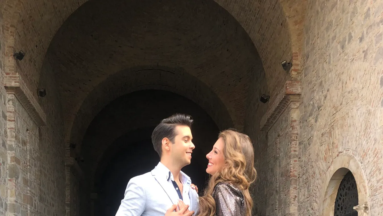 Ezzel a gyönyörű színésznővel költözött össze a TV2 sztárja