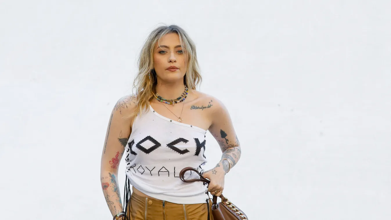 Meztelen erdei bosziként fotózták le Michael Jackson lányát, az is látszik