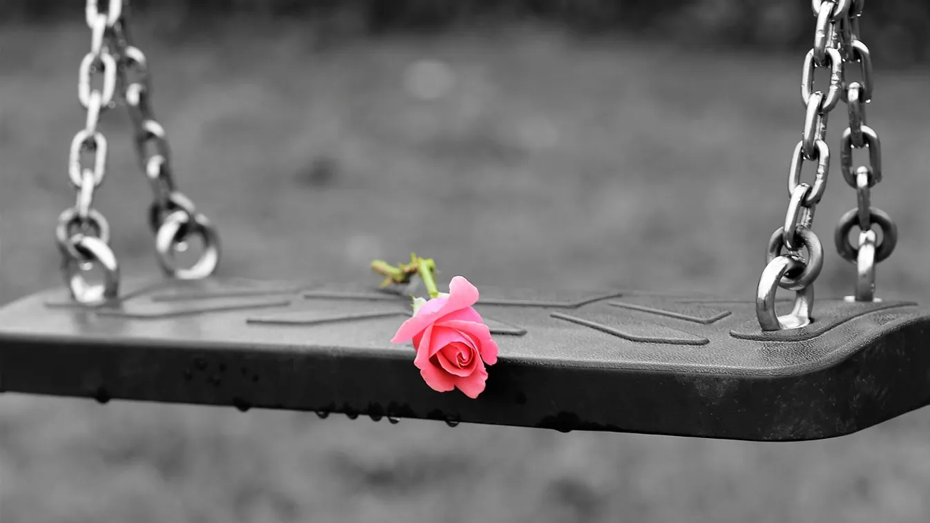 Mentőhelikoptert riasztottak: egy 11 éves kislány hintázás közben megfulladt