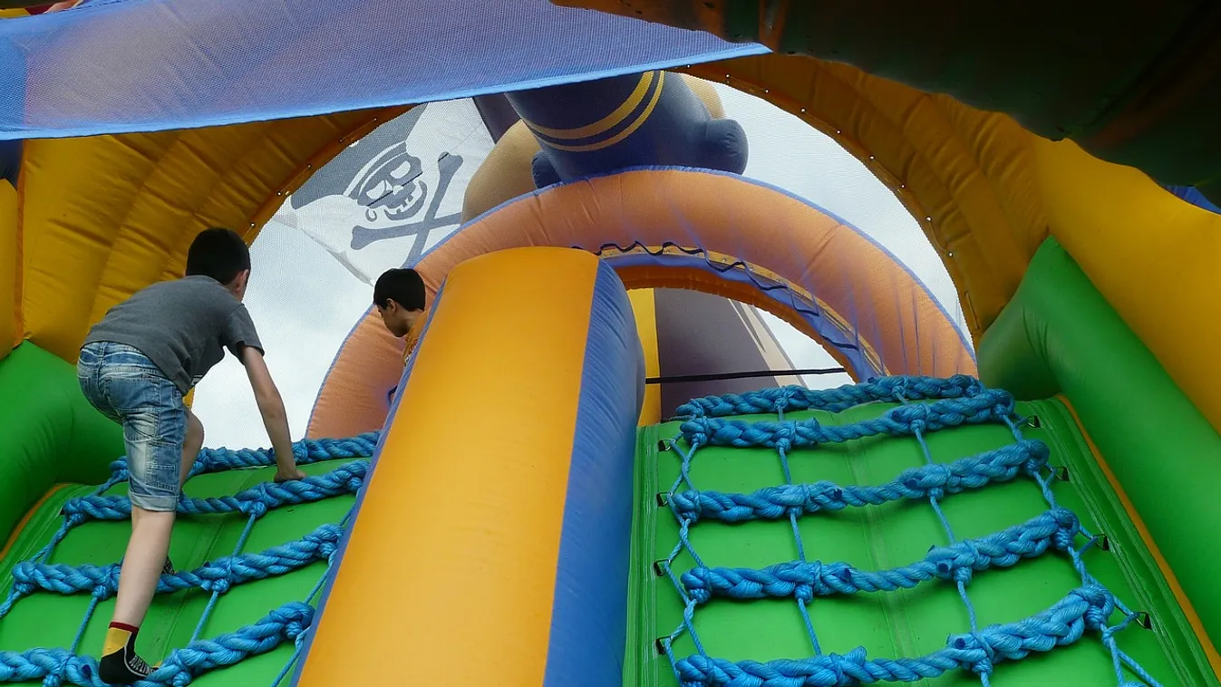 Mentőhelikoptert riasztottak: öt gyermek meghalt, többen megsérültek egy iskolai rendezvényen