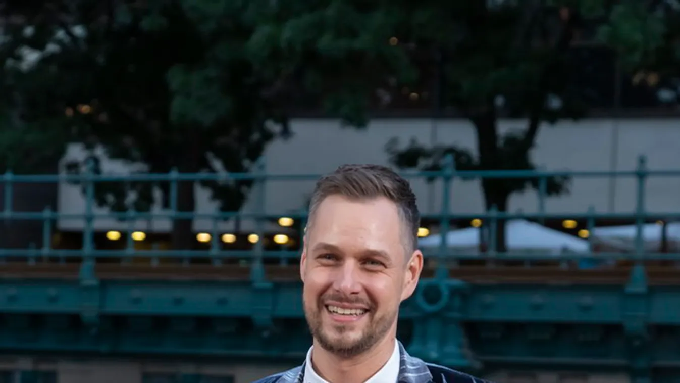 „Élmény volt” – gyönyörű nőkkel fotózták le Kinizsi Ottót