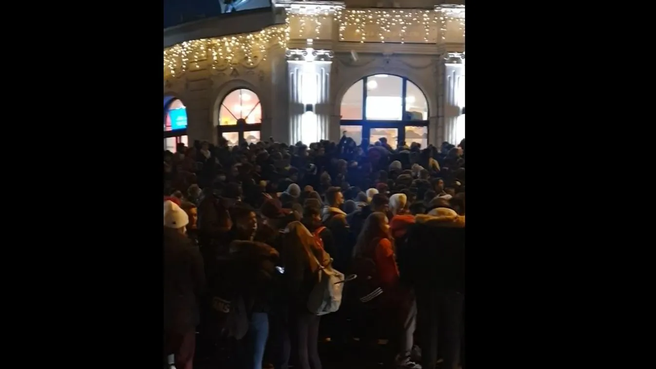 Ebből még baj lesz: mozdulni sem lehet a városligeti Műjégpályánál