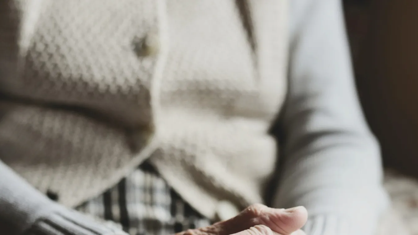 Hátba rúgta a nagyit, majd a két gyerekkel menekülni kezdett a csongrádi férfi