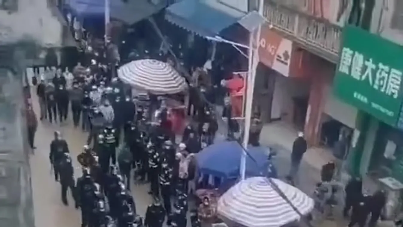 Videó: Kínában nyilvánosan megalázzák, aki megszegi a járványügyi szabályokat