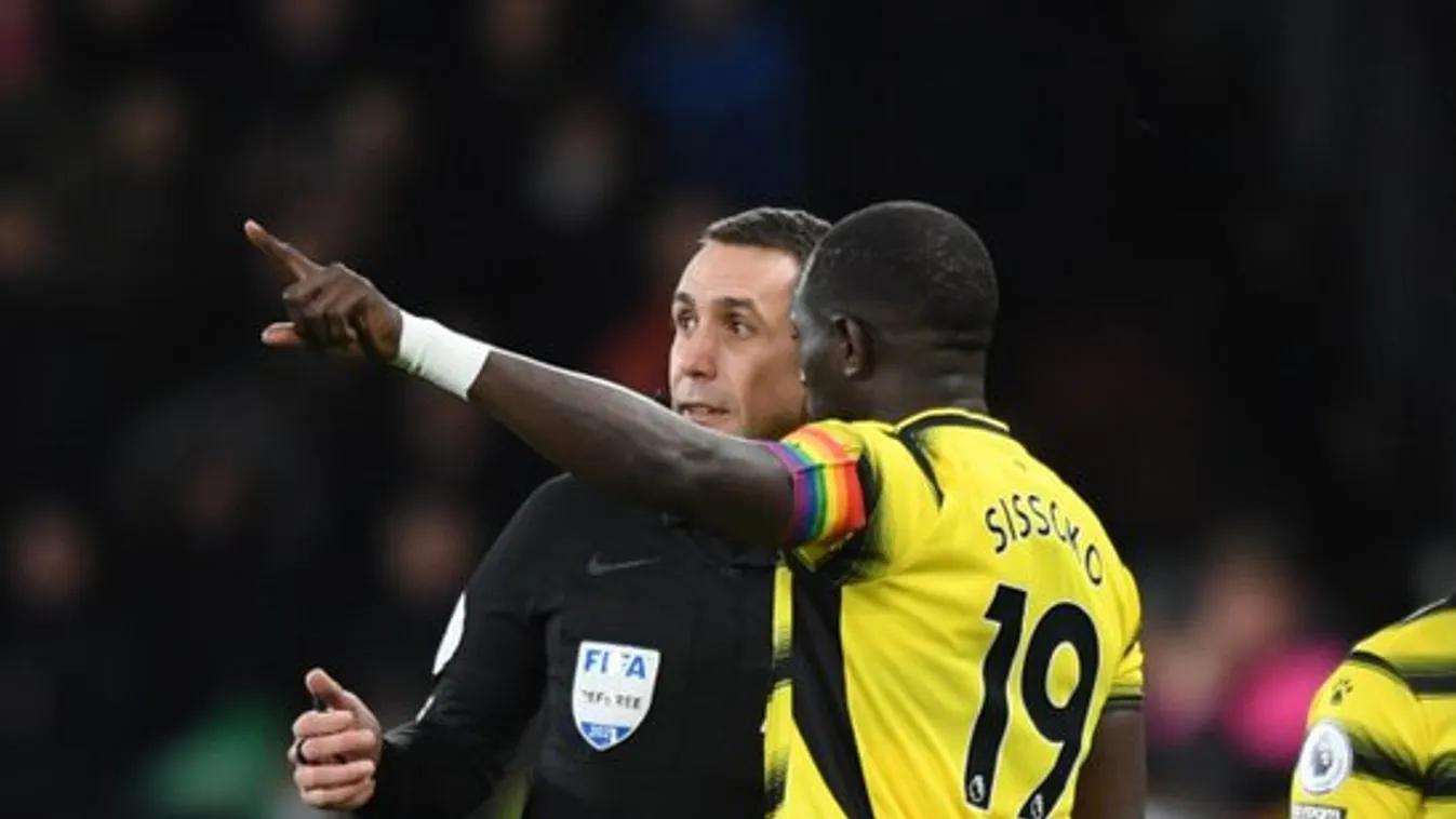 Infarktus a focistadionban, azonnal leállították a meccset