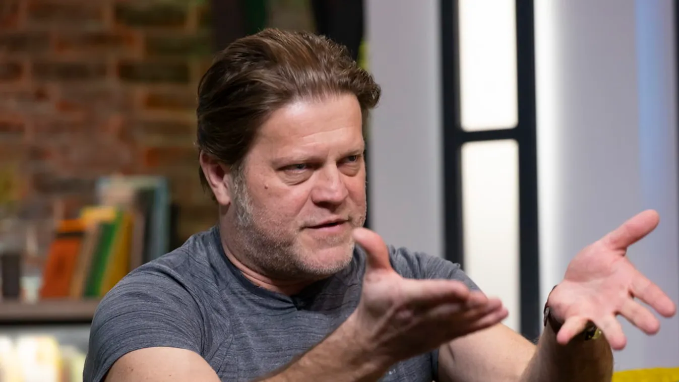 Itt az első fotó! Bővült Szabó Győző családja