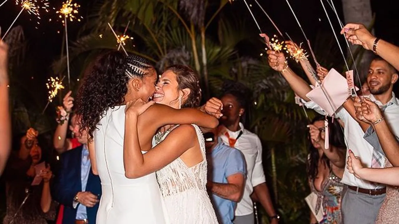 Őrület, kisbabát szül barátnőjének a szexi kosaras