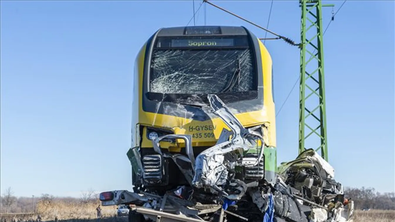 Halálos baleset Győr közelében: vonattal ütközött egy kisteherautó, egy ember meghalt