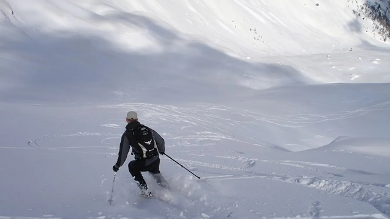Akkorát esett a sílövő világbajnok, hogy kettétört a puskája – videó