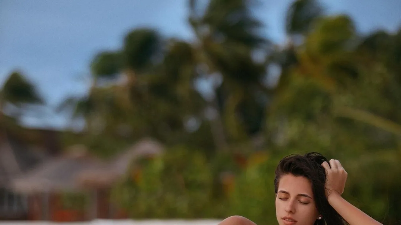 Merevedő bimbóval mutatja meg ringó melleit az érzéki kebelcsoda