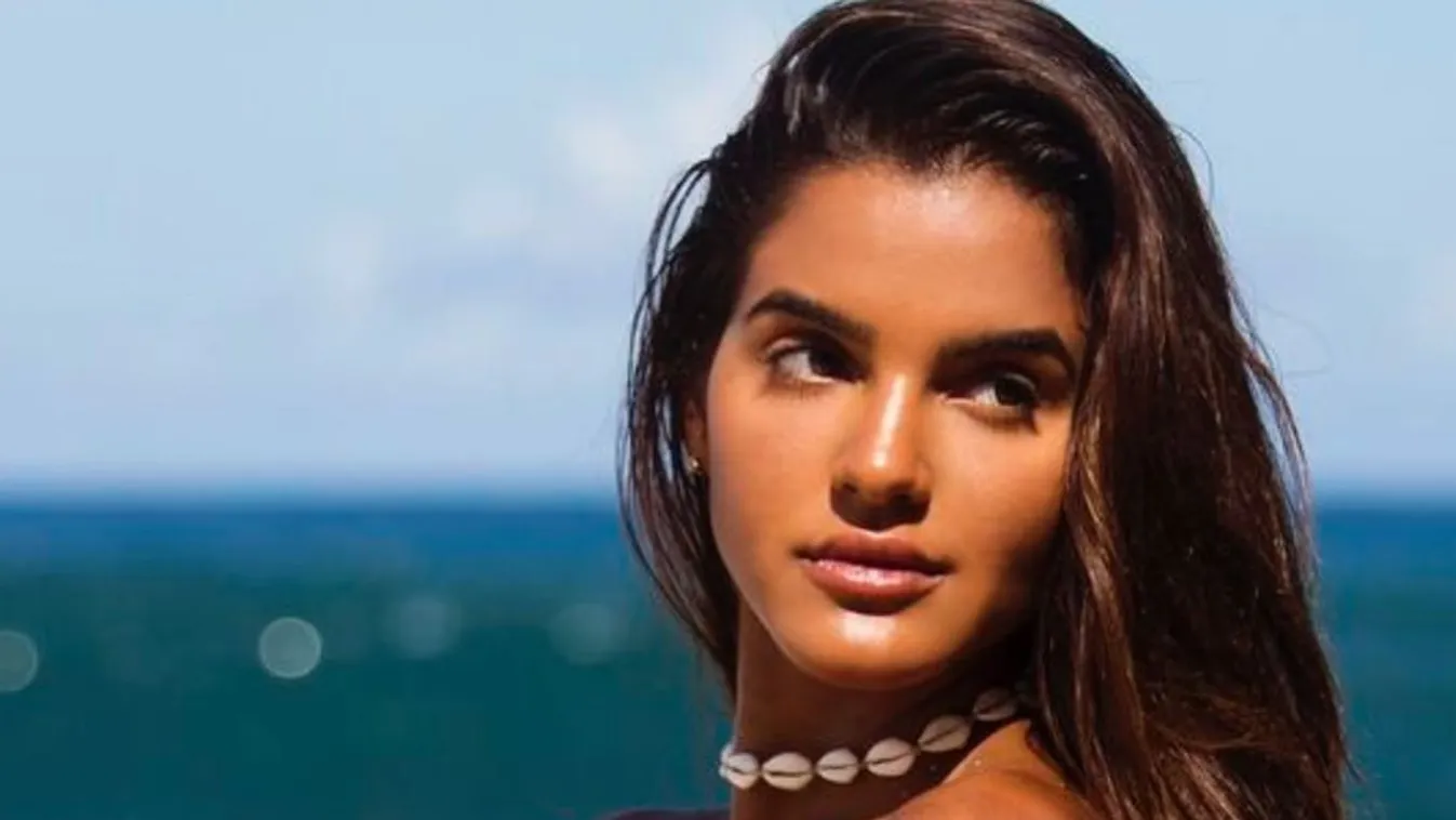 A kanapéján pucérkodott a szexi Playmate, miközben lefotózták