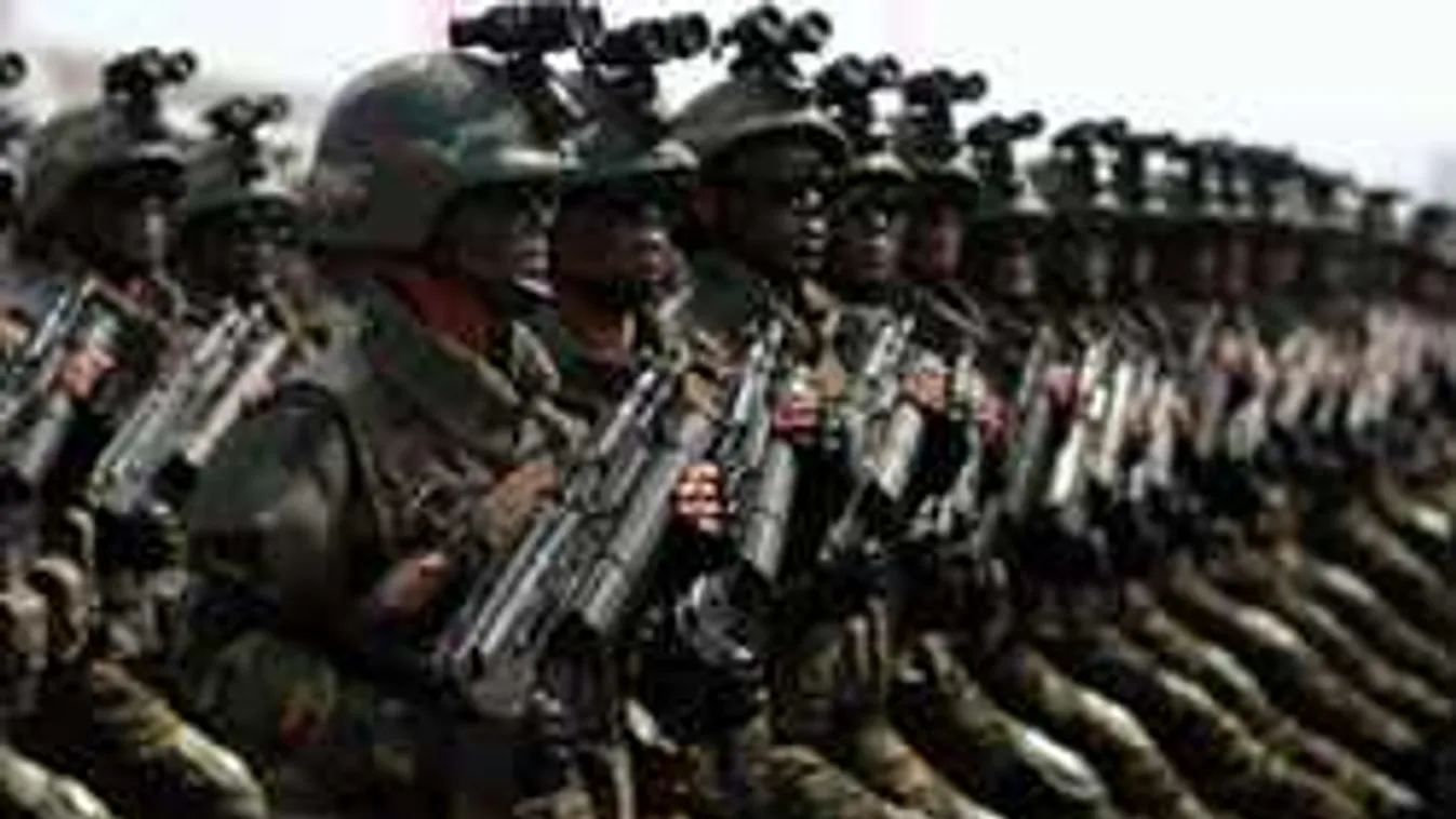 Játékfegyverekkel parádéznak az észak-koreaiak