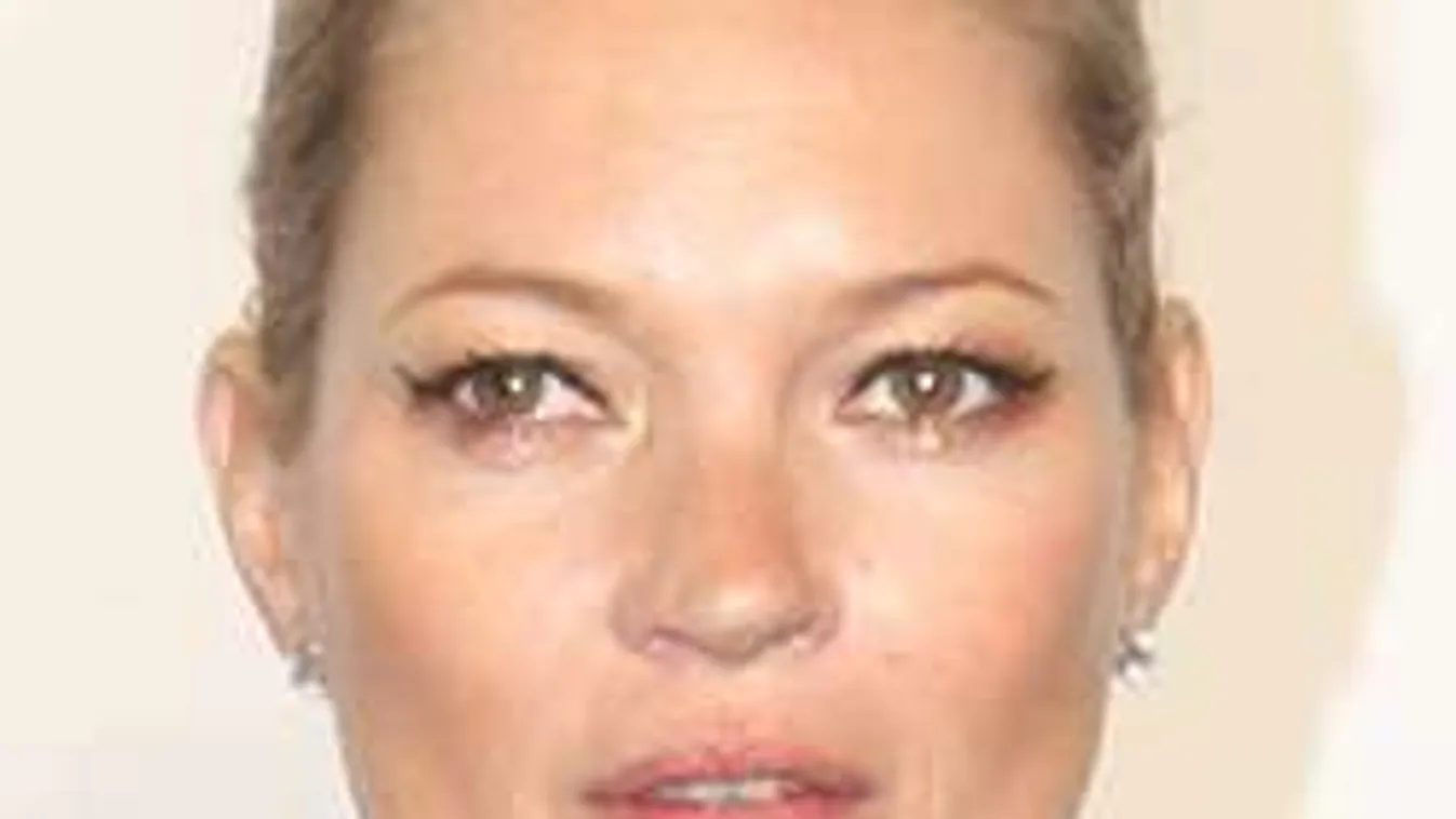 Kate Moss rángatta az őt fotózó utasokat és kurafinak nevezte a pilótát!