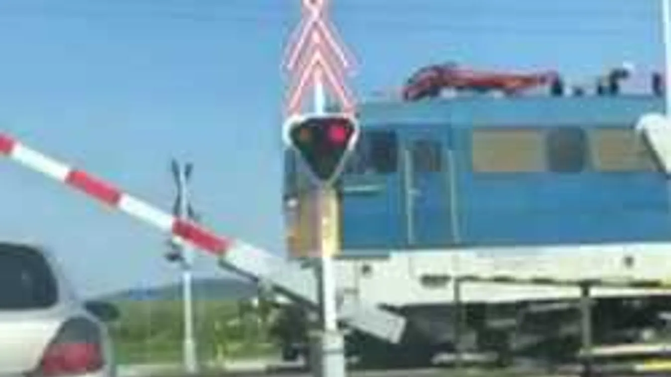 Életveszély, nyitott sorompónál közlekedett a vonat Gárdonyban - videó