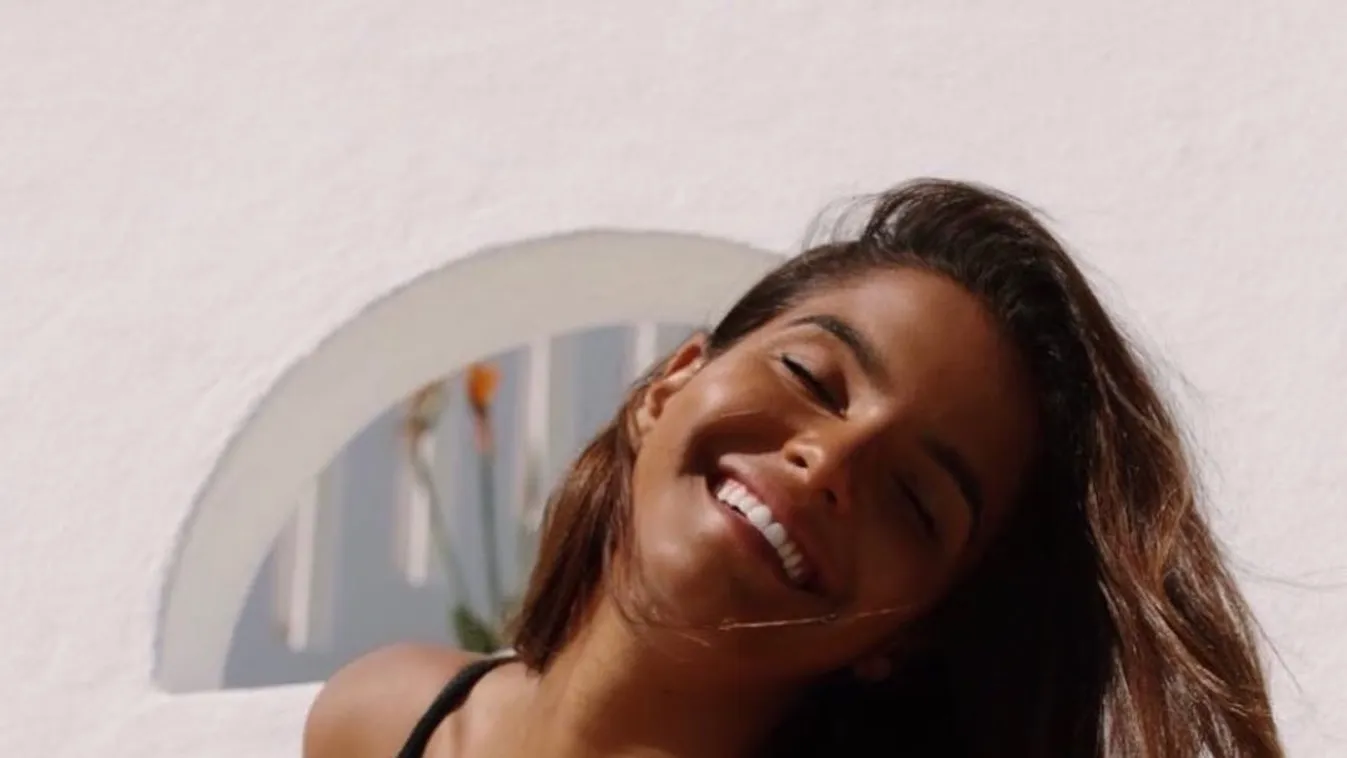 Napbarnította, ringó mellek: ledobták a felsőt a szörfös álomcsajok