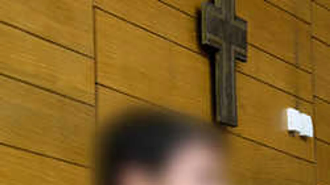 Afgán migráns kedvéért vették le a keresztet a bíróság faláról