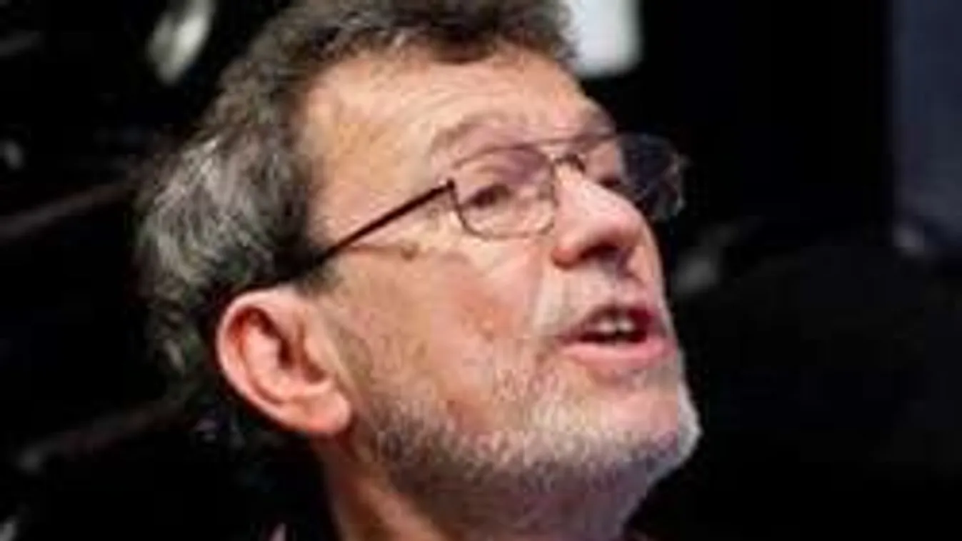 Kortalan vonzalom? 40 évvel fiatalabb nőt szeret a híres magyar rendező