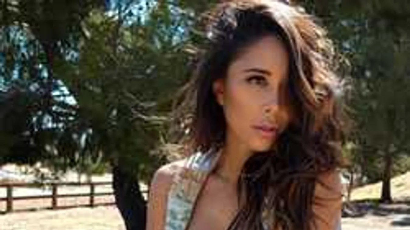 Kacéran tárja szét a lábát a tűzrőlpattant kosaraslány