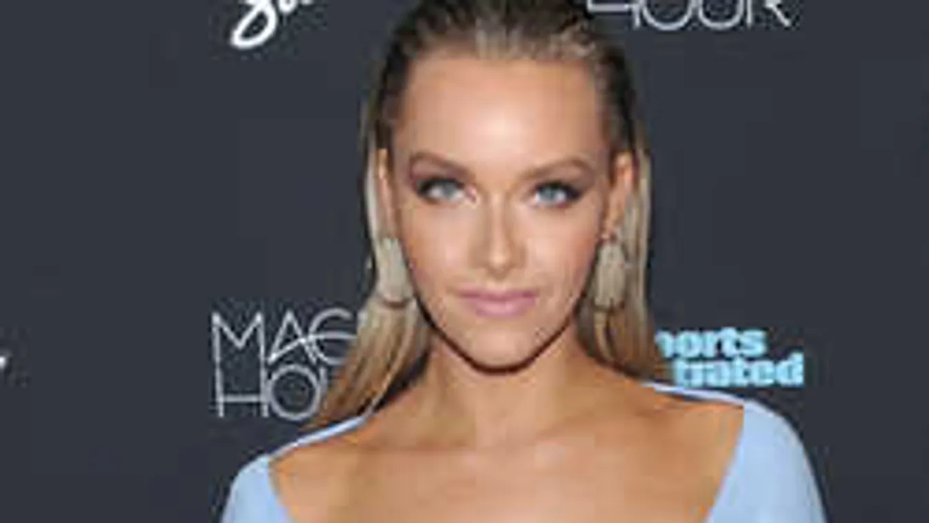 Meztelenül okozott döbbenetet a focisztár nagy mellű barátnője