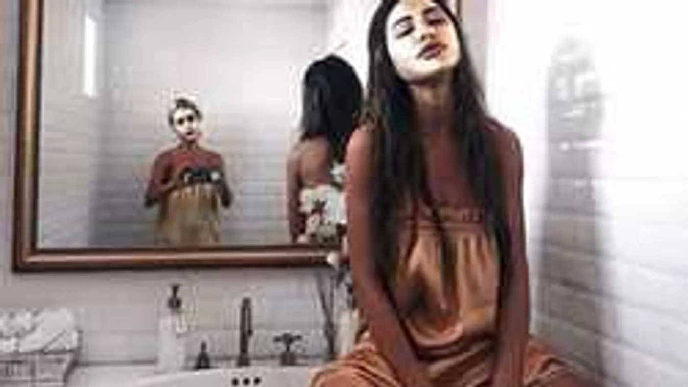 Meztelen fürdőzés közben kapták rajta a formás modellt!