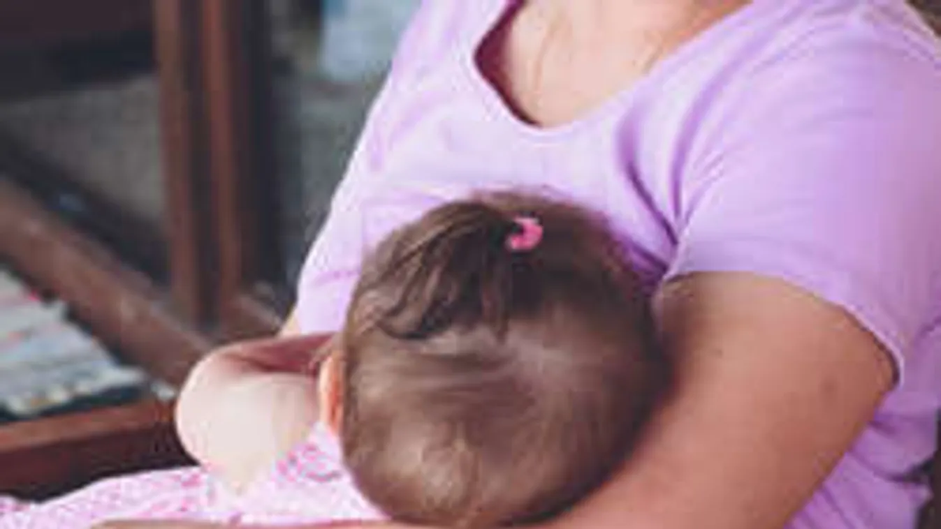 Támadások célpontja lett a 8 éves fiát még mindig szoptató anya!